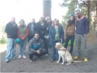 Foto del grupo de sordociegos de Asocide Canarias en la puerta de la cueva